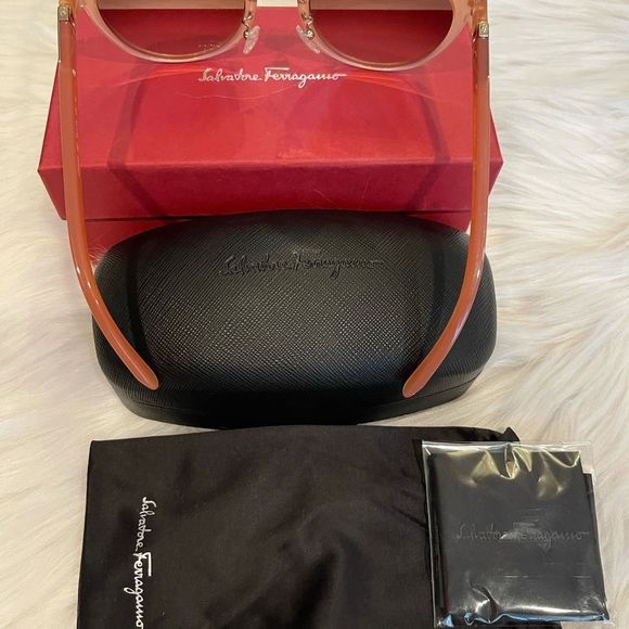 Salvatore Ferragamo Round Sunglasses main image 11